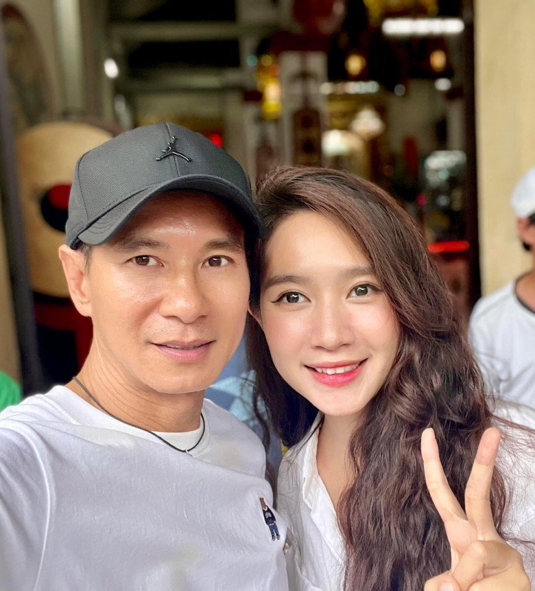  Minh Hà ngày thường sánh bước cùng ông xã chỉ đánh nhẹ son ở lòng môi thế này thôi là đã quá xinh đẹp rồi.