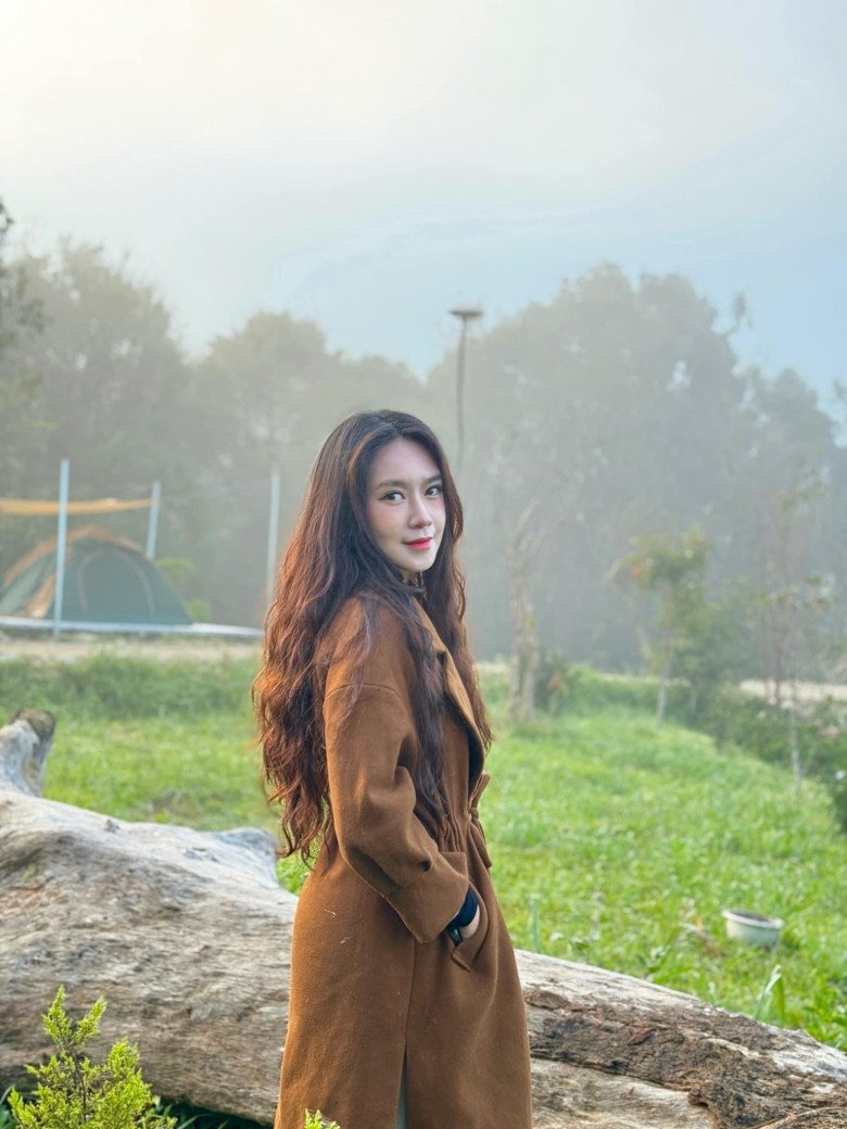 Minh Hà có tuyệt chiêu đánh son đậm ở giữa lòng môi, sau đó tán nhẹ ra vành môi mang lại một đôi môi căng mịn và ảo diệu.