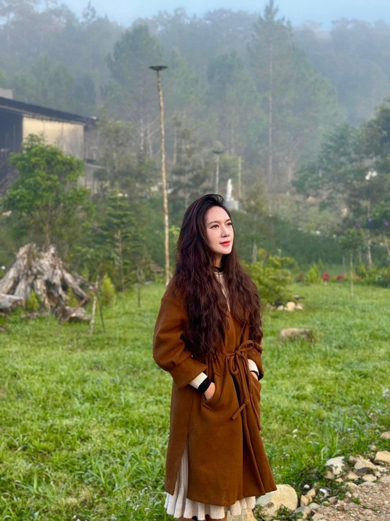 Bà mẹ bốn con cũng yêu thích những màu son tươi, có độ lì nhẹ để tạo sự chân thật và tự nhiên nhất.