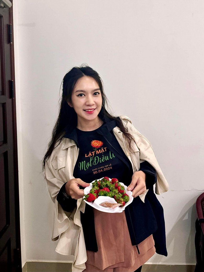 Đôi môi mướt và mịn màng giúp cho nhan sắc của bà mẹ bốn con thêm bừng sáng và rạng rỡ nhất.