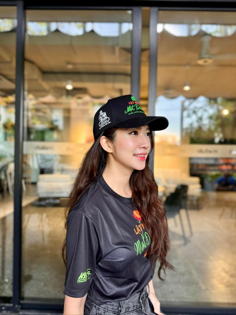 Một chút chất son bóng cũng được Minh Hà ứng dụng làm cho bờ môi thêm mịn màng và ngọt ngào.