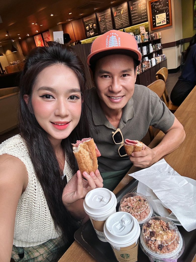 Có thể nói, hơn 20 năm qua Minh Hà vẫn trung thành với một kiểu đánh son nhưng mang lại hiệu quả tối đa vì phù hợp với vẻ đẹp vốn có của cô.