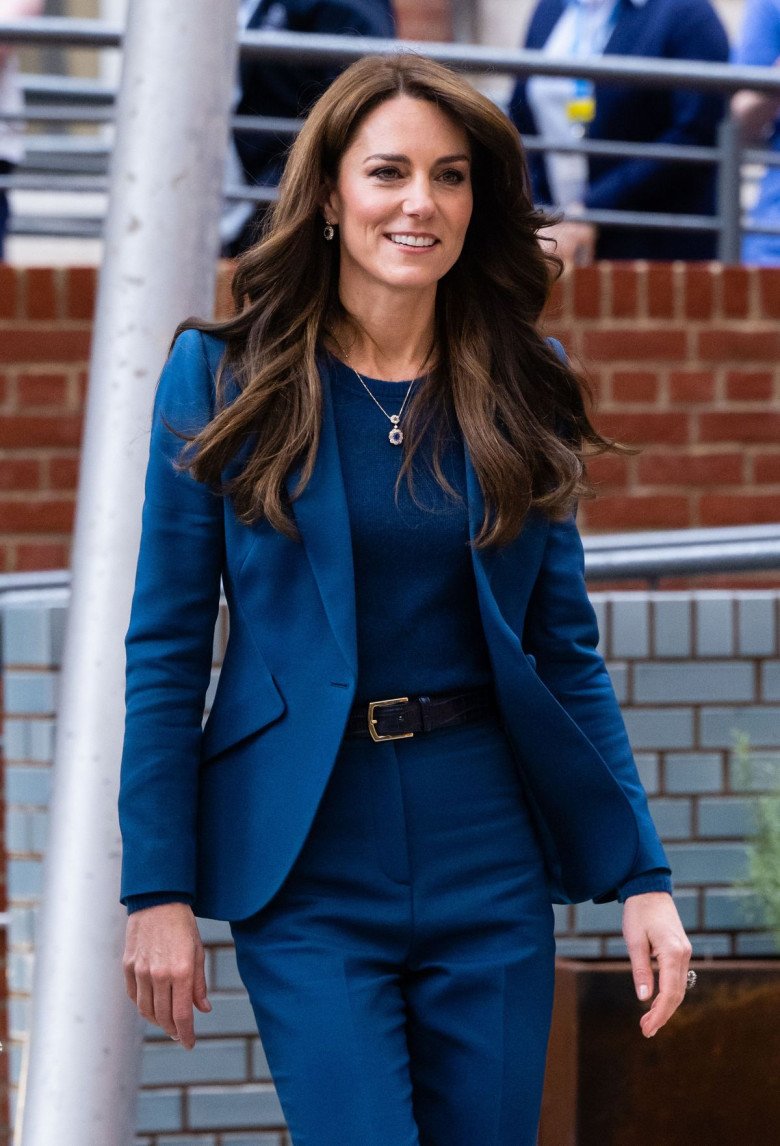 Những bộ suit của Kate Middleton thường có cấu trúc quần ống đứng để che chắn đôi chân thon gầy của cô.