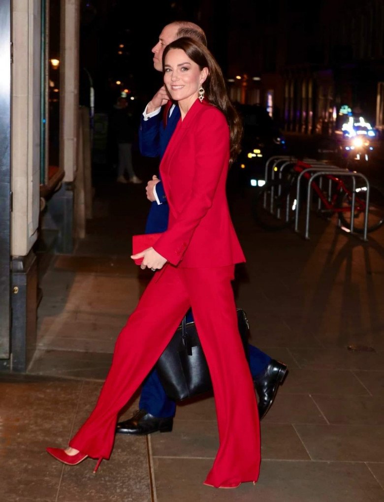 Tổng thể màu đỏ rực rỡ như bộ cánh của Kate Middleton làm cho nhiều phái đẹp mang lại sự tươi mới chào đón năm mới.