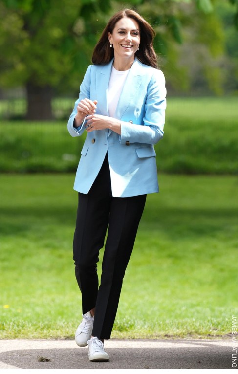 Kate Middleton cũng yêu thích những chiếc quần ống đứng chất liệu co dãn tốt, denim, cotton phối cùng giày thể thao năng động và tươi trẻ.