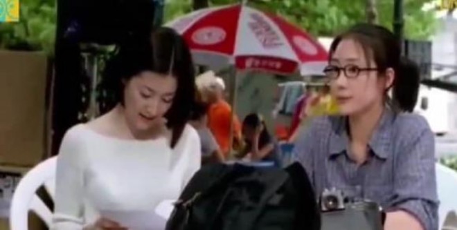 Hai chị đẹp mỗi người một vẻ.