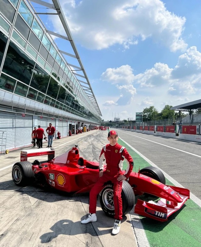 Niềm đam mê của anh với đua xe vẫn không hề thay đổi dù gặp tai nạn. 