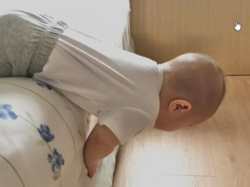 Con 2 tuổi ngã từ trên giường xuống đất, người mẹ làm thêm hành động này khiến con ra đi mãi mãi