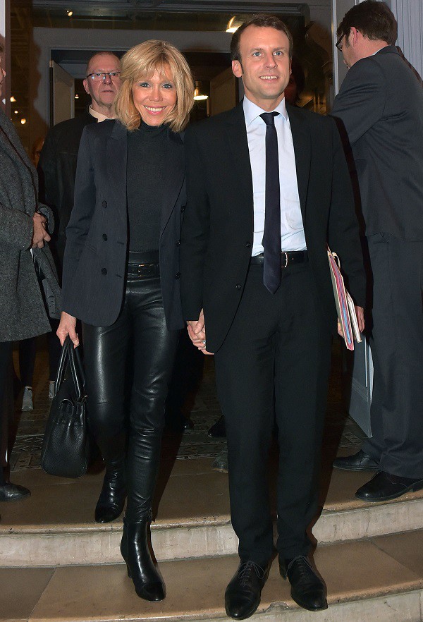 Bà Brigitte Macron phối đồ với quần da đen dáng ôm không hề cầu kỳ nhưng rất sành điệu. 