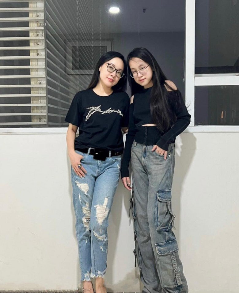 Mặc quần jean phong cách hiphop bụi bặm, không nhận ra cô bé e thẹn bên mẹ ngày nào.