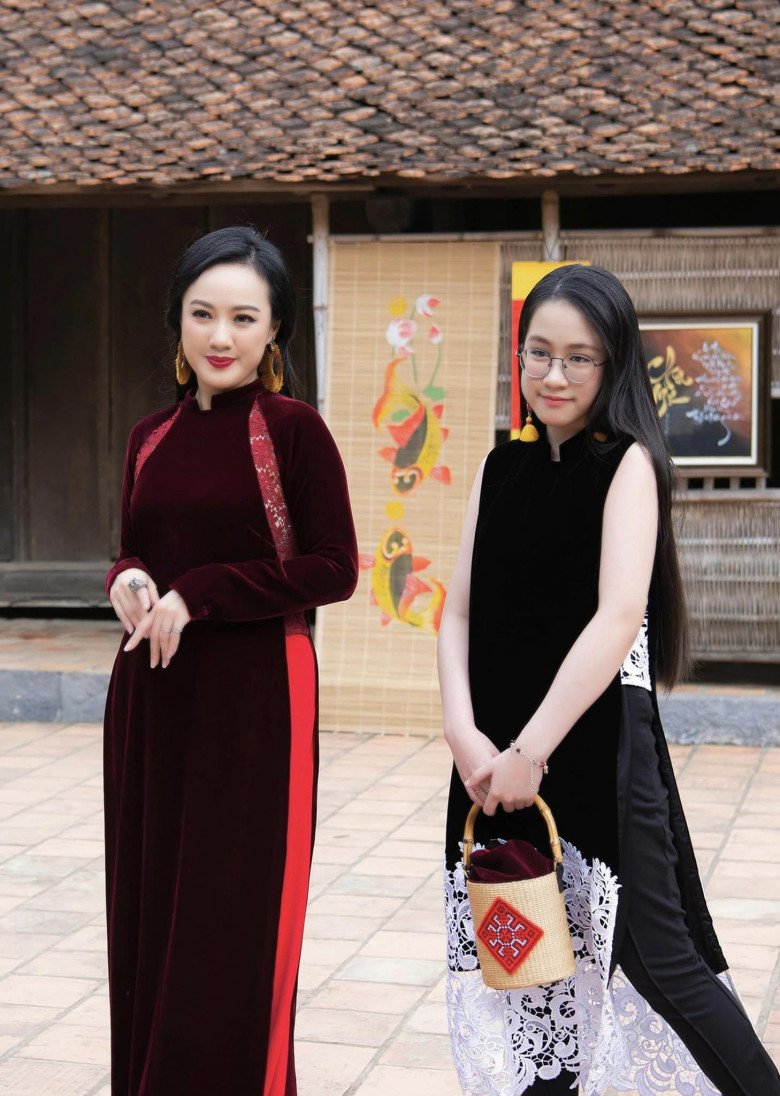 Trong khi MC Hoài Anh nền nã với áo dài nhung đỏ phối ren rực rỡ sắc xuân thì cô con gái lại đầy cá tính với áo dài cách tân hai màu trắng đen.