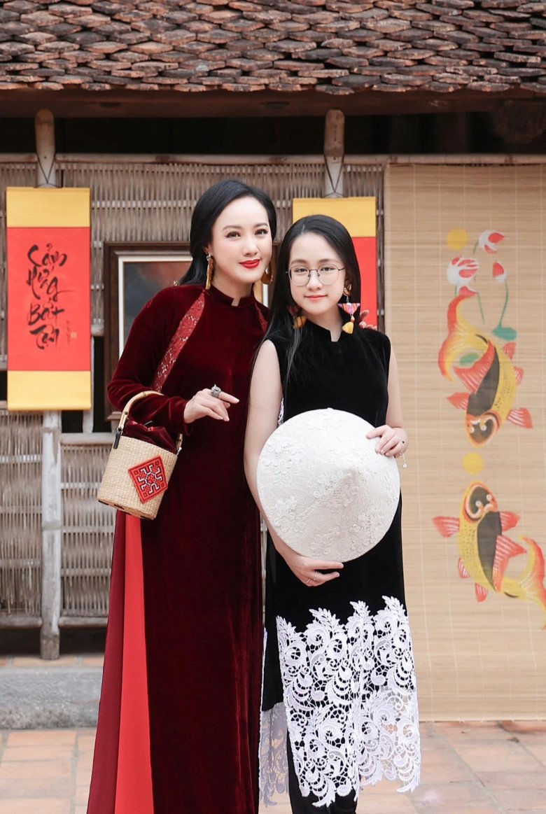 Đáng chú ý hơn, con gái của MC bước sang tuổi 13 sở hữu ngoại hình ấn tượng, chiều cao ngang ngửa mẹ mình.