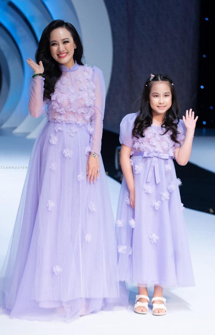 Kỳ Uyên từng xuất hiện cùng mẹ trên sàn diễn thời trang, hai mẹ con diện đầm màu tím “bánh bèo” và dịu dàng.