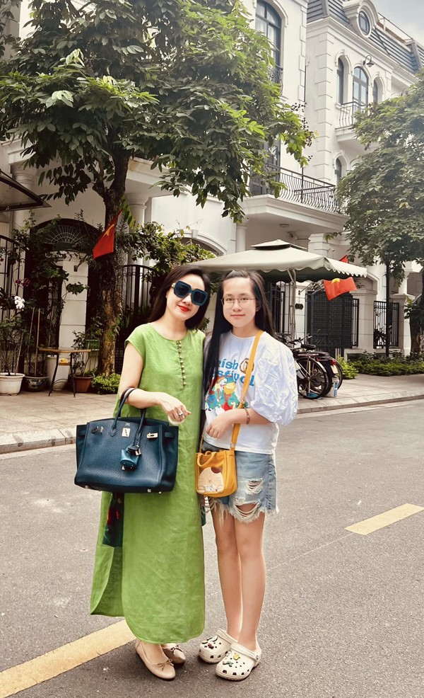 Quần short jean rách được cô bé yêu thích như bao bạn cùng lứa tuổi. Dù mới 13 tuổi song Kỳ Uyên cao lớn như thiếu nữ.