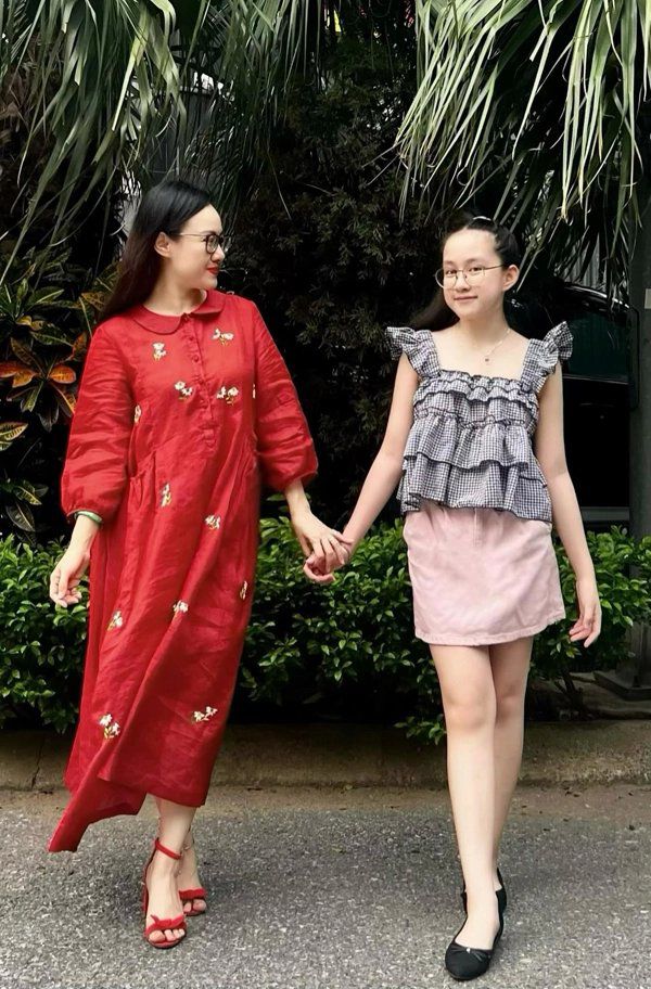 Xuất hiện bên mẹ như “chị em”, trong khi nữ MC chất giọng miền Nam đặc biệt của VTV vẫn giữ vững phong cách nữ tính, còn cô con gái hiện đại với áo babydoll và chân váy.