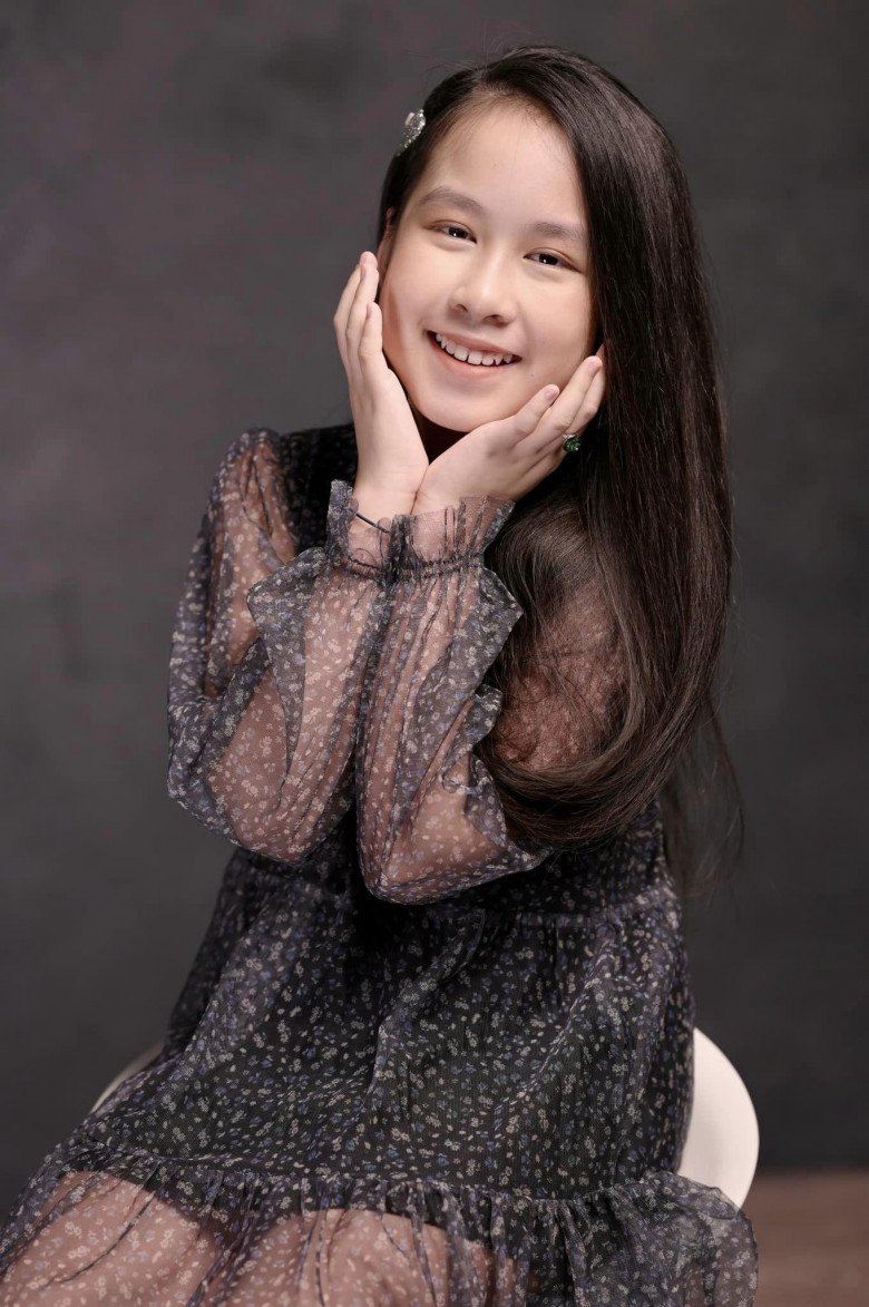 Gương mặt bánh bao đáng yêu cùng kiểu lên đồ cute, bé Kỳ Uyên ngày nhỏ xinh xắn và dễ thương bao nhiêu.