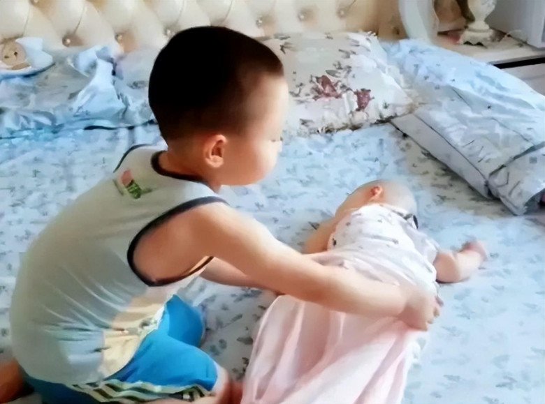 Con trai 4 tuổi và con gái 6 tháng tuổi đang ngủ, mẹ vào bếp nấu ăn thì bi kịch xảy ra - 4