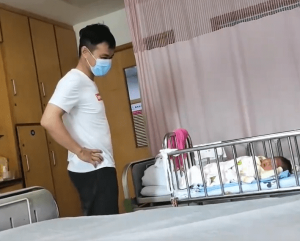 Vừa nhận kết quả xong, chồng tôi không cần gặp bác sĩ chuyên khoa để nghe giải thích bệnh tình đã tức tốc chạy về nhà bế ngay con gái đầu lòng đi xét nghiệm ADN huyết thống cha con. (Ảnh minh họa)