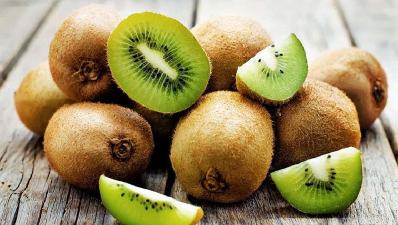 Kiwi chứa chất xơ hòa tan và không tan trong nước. Chất xơ giúp cải thiện chức năng tiêu hóa, ngăn ngừa táo bón và duy trì sự cân bằng đường huyết. Điều này có lợi cho hệ tiêu hóa và sức khỏe tổng thể của trẻ.
