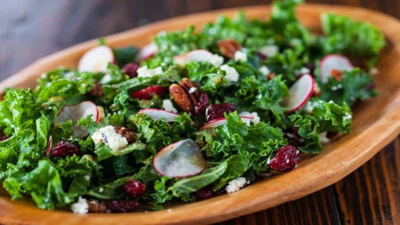 Cải xoăn ăn sống, trộn salad sẽ mang lại nhiều giá trị dinh dưỡng hơn là nấu dưới nhiệt độ cao. Ảnh minh họa. 