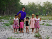 Tin tức - Gặp gỡ chàng trai Gen Z "hóa thân" thành nhân vật trong phim: Ban ngày vào rừng nấu ăn, đêm đi cạo mủ cao su