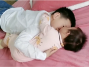 Yêu con - Con trai 4 tuổi và con gái 6 tháng tuổi đang ngủ, mẹ vào bếp nấu ăn thì bi kịch xảy ra