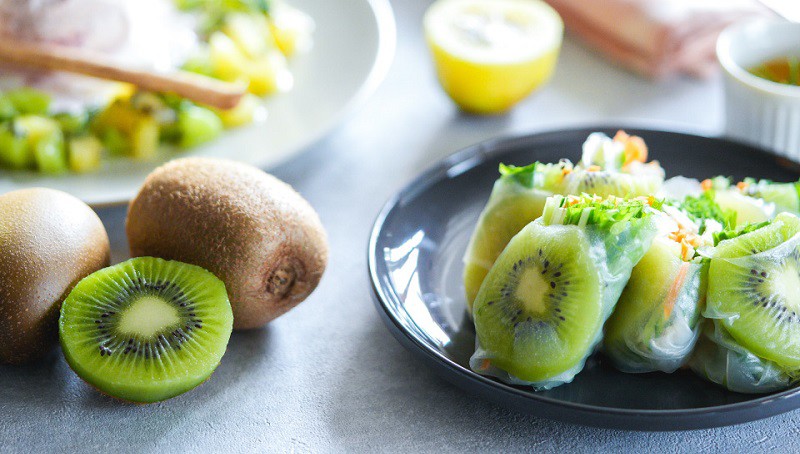 Ngoài ra, kiwi cũng chứa một số vitamin và khoáng chất khác như vitamin E, vitamin B9 (acid folic), vitamin A, magiê và folate... Khi cho trẻ ăn kiwi, nên gọt vỏ và cắt thành miếng nhỏ phù hợp với độ tuổi của trẻ để tránh nguy cơ bị nghẹt.
