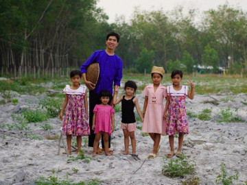 Gặp gỡ chàng trai Gen Z hóa thân thành nhân vật trong phim: Ban ngày vào rừng nấu ăn, đêm đi cạo mủ cao su