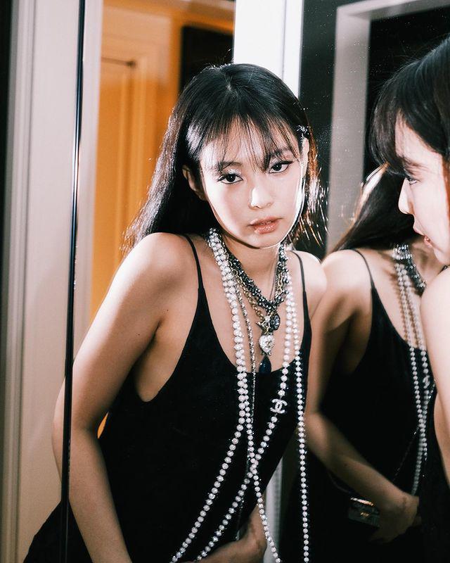 Diện một bộ đầm đơn giản và layer thật nhiều dây ngọc trai, Jennie đã thành công tạo nên cơn sốt mới cho item khó chiều này.