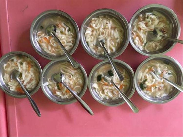 Con khen bữa trưa ở trường toàn món yêu thích, người mẹ hoảng hốt xin chuyển trường - 1