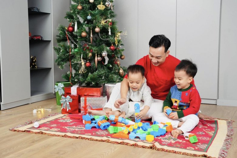 Mc thành trung nửa đêm cứu vợ giữa dòng nước lũ để chân trần đội mưa vẫn bị bà xã cựu tiếp viên trừ điểm - 8