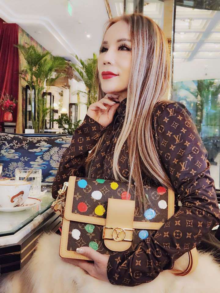 Phong cách của mẹ chồng Huyền Baby hệt quý cô khi luôn là fan cứng của các thương hiệu thời trang lớn bậc nhất hành tinh. Ở tuổi lục tuần, quý bà có vẻ mến mộ hơn các item họa tiết màu sắc trẻ trung.