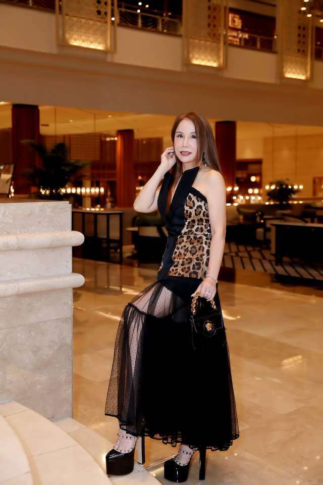 Bà nội đại gia cũng rất phong độ khi xử lý được nhiều đôi cao gót cao lênh khênh.