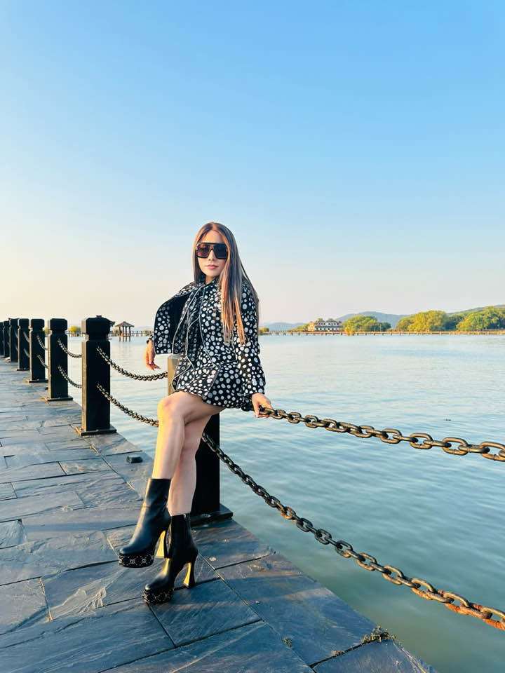 Quý bà sở hữu rất nhiều dáng cao gót có thiết kế độc đáo, sành điệu. Nhìn phong cách của quý bà chẳng ai đoán ra nổi tuổi thật vì quá trẻ trung.