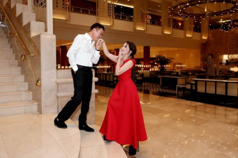 Từ trang phục cho đến thần thái đều toát lên vẻ giàu sang, khiến ai cũng ngưỡng mộ vì Huyền Baby may mắn có cả chồng và gia đình nhà chồng quá tuyệt vời.