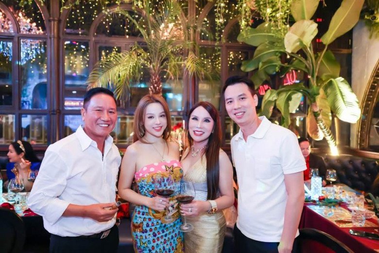 Gia đình của Huyền Baby cùng chung một khung hình. Có thể thấy, bố mẹ chồng cô rất trẻ và hiện đại.