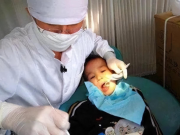 Yêu con - Bé 7 tuổi bị bạn học xa lánh vì có mùi hôi, mẹ đưa con đến bệnh viện kiểm tra, bác sĩ lấy ra vật lạ trong miệng mà tá hoả