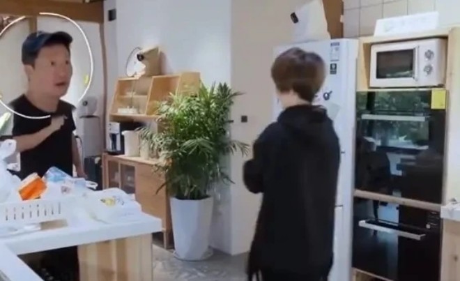 Ngô Kinh và Tạ Nam tranh luận trên sóng truyền hình.