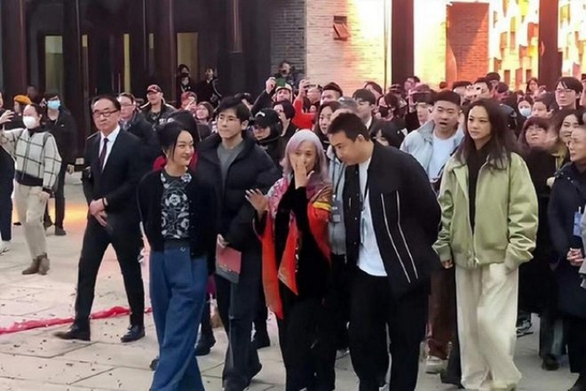 Thang Duy bị phớt lờ và lủi thủi một mình.