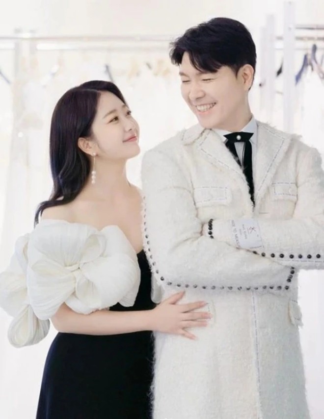 Park Soo Hong bên cô vợ trẻ kém 23 tuổi. 