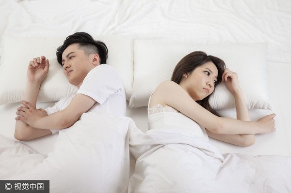 Cô gái chán nản vì tần suất quan hệ ngày càng giảm và bạn trai thường hay bỏ cuộc giữa chừng. ()