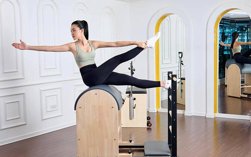 Cô đến phòng tập pilates với những bộ cánh có chất liệu co dãn tốt, thấm hút ẩm và chuyên dụng tập luyện vẫn phải đảm bảo tính thời trang. 
