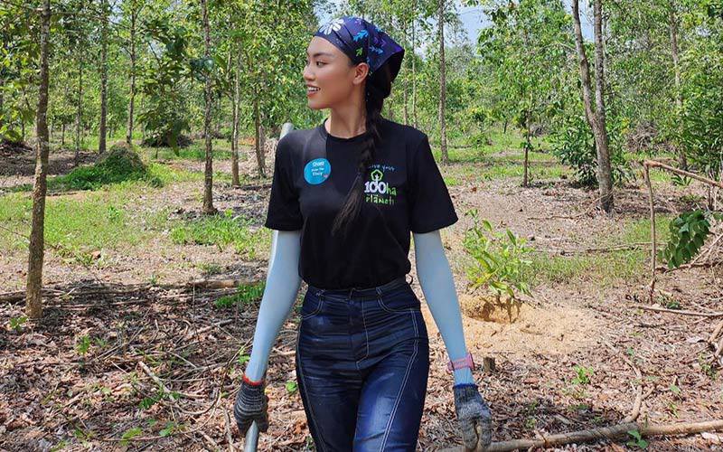 Thu Thuỷ thích tham gia các hoạt động xã hội như từ thiện, trồng rừng nên cô luôn trang bị váy áo chống nắng và chuyên dụng để bảo vệ cơ thể. 
