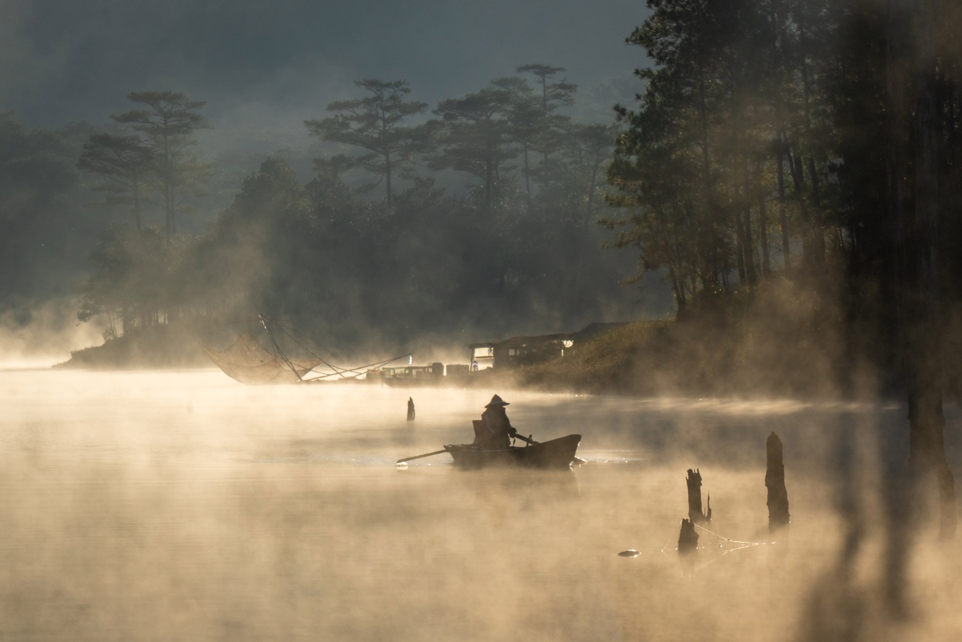 Theo miêu tả của anh Bùi Văn Hải, chiếc thuyền mộc của lão ngư dân lướt nhẹ trong làn sương càng làm cho không gian suối Tía trở nên huyền ảo hơn. Ảnh: Bùi Văn Hải.