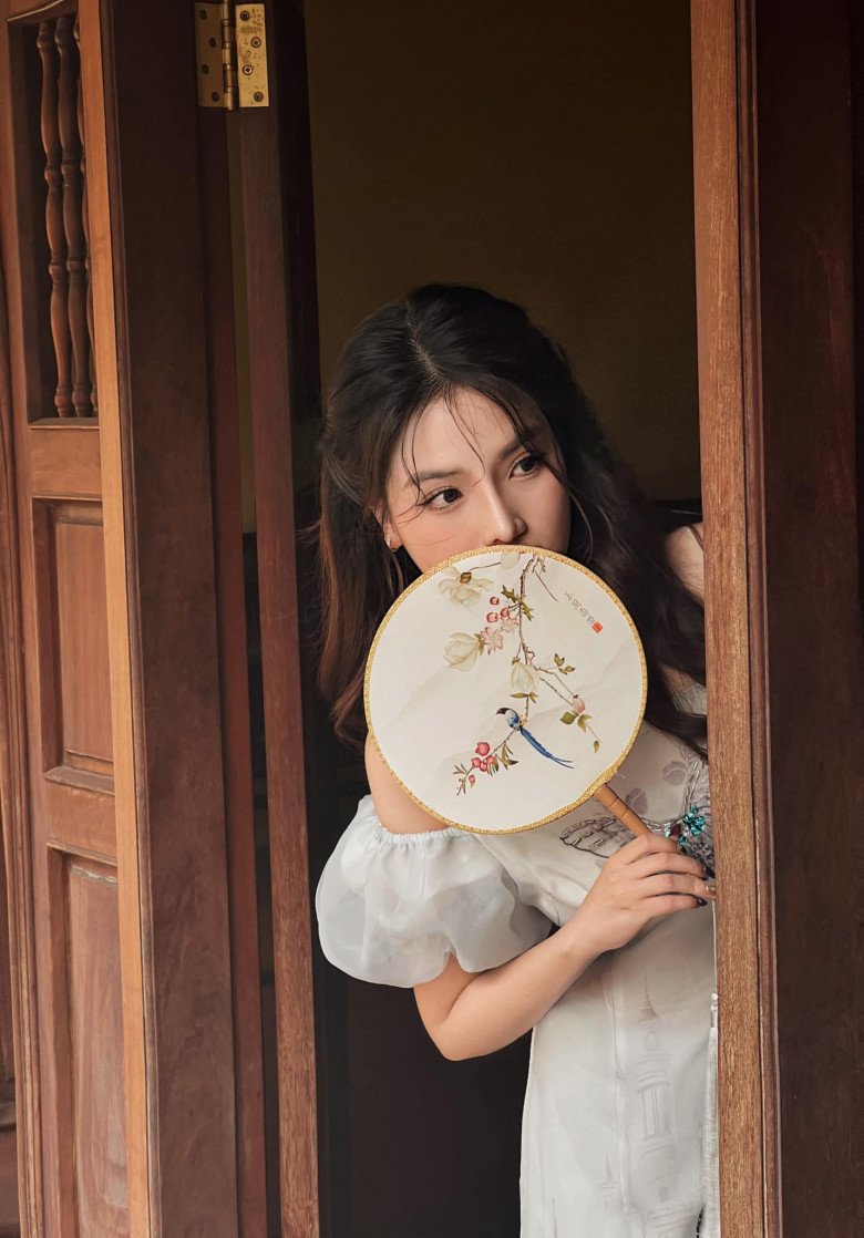 Hội gái đẹp đang xúng xính áo dài để chụp ảnh những ngày cận Tết. Ai nấy đều lựa chọn cho mình mẫu phù hợp nhất. 