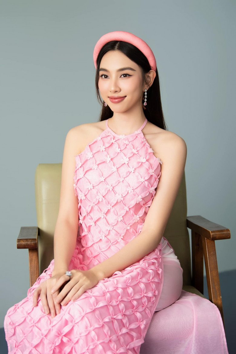 Hoa hậu Thùy Tiên đâu thể ngó lơ trào lưu áo dài những ngày cận Tết khi cô khoác trên mình mẫu áo yếm góp mặt trong chuyến media tour vừa qua. 