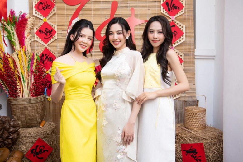 Người đẹp Thúy Vi cũng kèn cựa nhan sắc với Thùy Tiên trong mẫu áo dài đặc biệt, kết hợp giữa cổ thuyền và cổ yếm. 