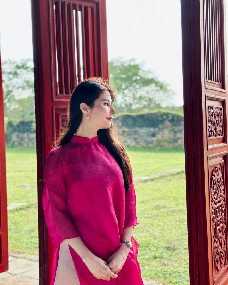 Diễm My 9x vừa khoe khí chất dâu hào môn trong áo dài cách tân với điểm nhấn là cổ trụ. Dù thiết kế không ôm sát cơ thể nhưng lại nổi bật lên nét nền nã và đằm thắm của cô. 