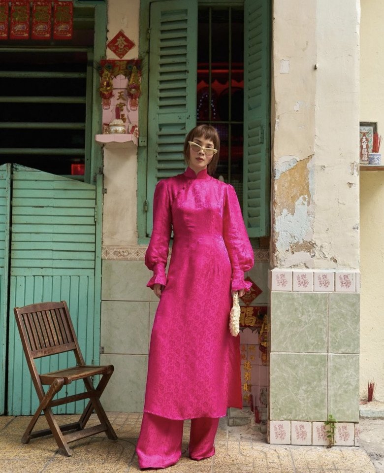 Chị đẹp Yến Trang không uổng danh fashionista khi diện áo dài cũng chất phát ngất. Cô xúng xính mẫu áo dài làm từ chất liệu gấm với màu sắc nổi bật, đặc biệt cô còn phá cách nhờ kính mắt mèo. 