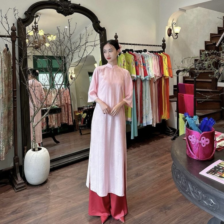 Hầu hết những cửa hàng áo dài nổi tiếng đang trong giai đoạn nước rút để hoàn thiện sản phẩm phục vụ chị em. Nếu bạn theo đuổi phong cách kín đáo thì áo dài cổ trụ là sự lựa chọn phù hợp nhất. 
